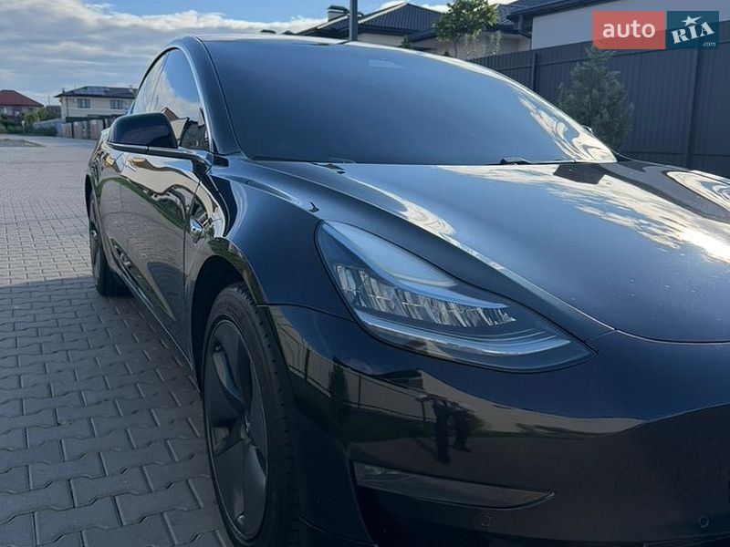 Седан Tesla Model 3 2018 в Ужгороді