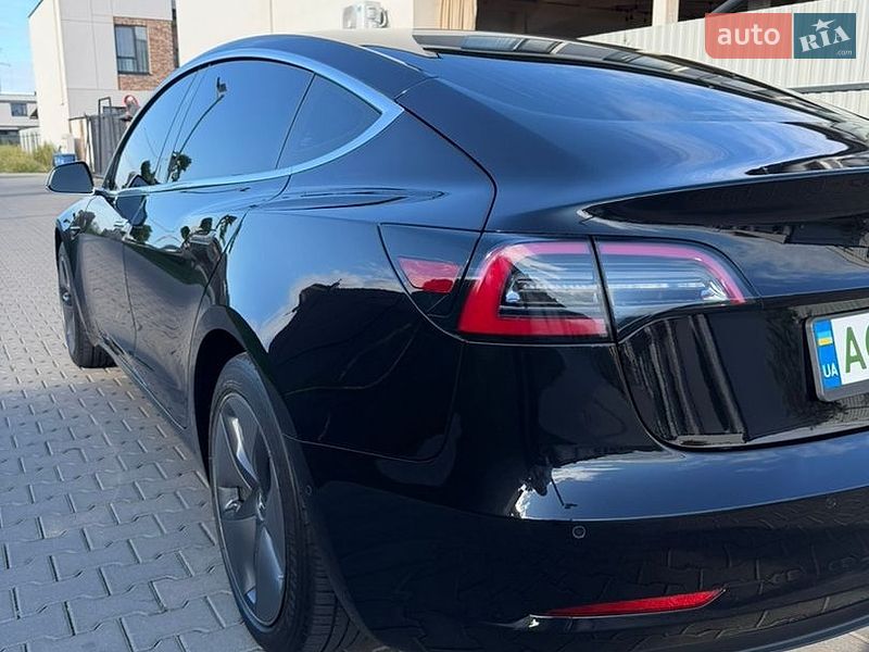 Седан Tesla Model 3 2018 в Ужгороде