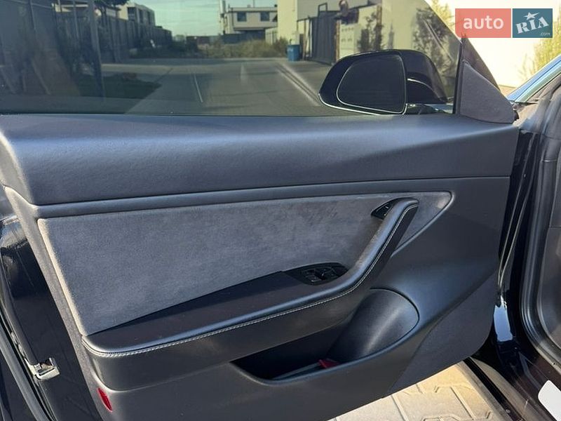 Седан Tesla Model 3 2018 в Ужгороді