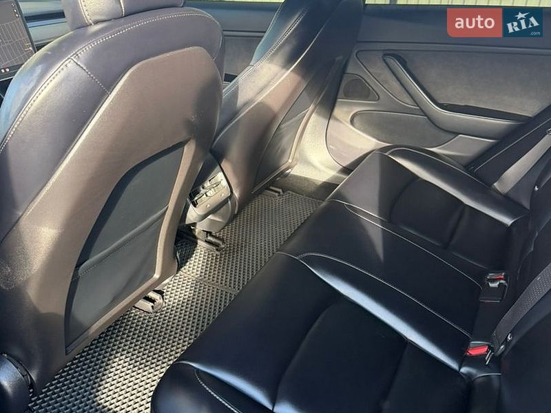 Седан Tesla Model 3 2018 в Ужгороді