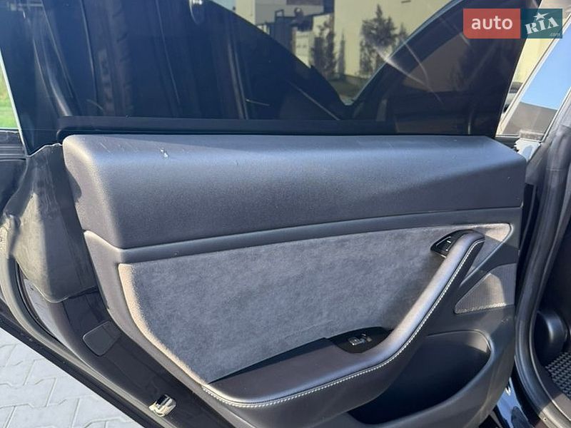 Седан Tesla Model 3 2018 в Ужгороді