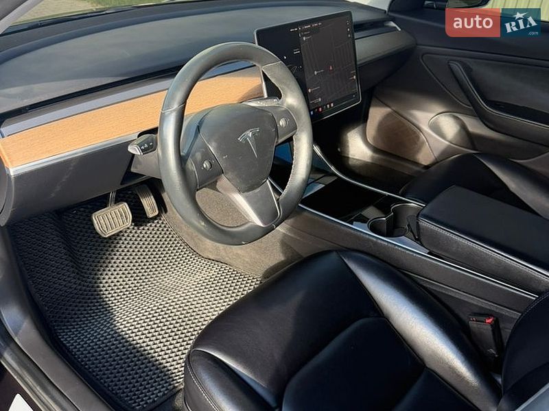 Седан Tesla Model 3 2018 в Ужгороді