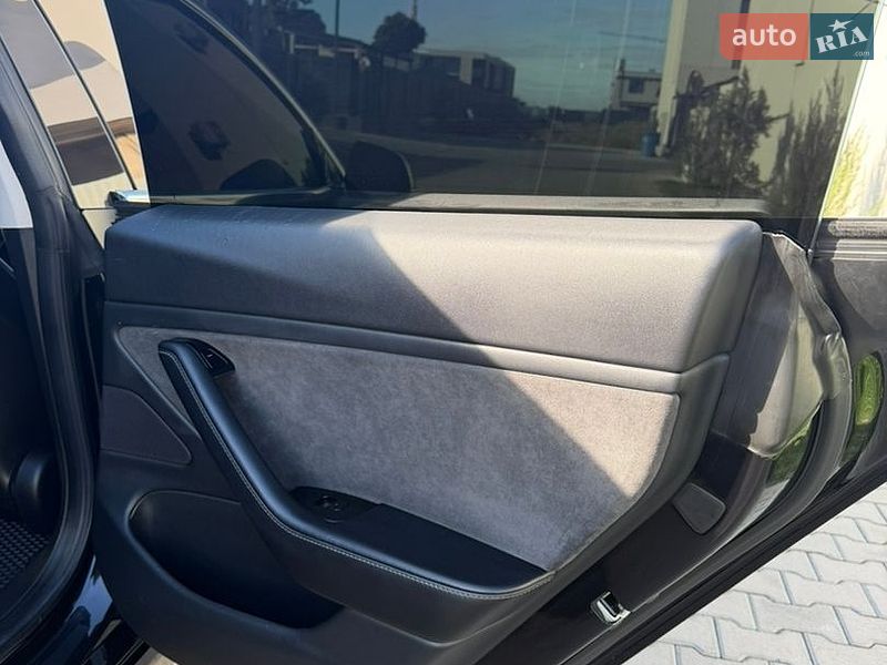 Седан Tesla Model 3 2018 в Ужгороді