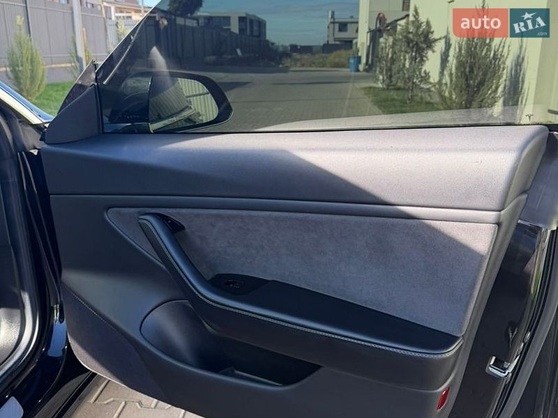Седан Tesla Model 3 2018 в Ужгороде