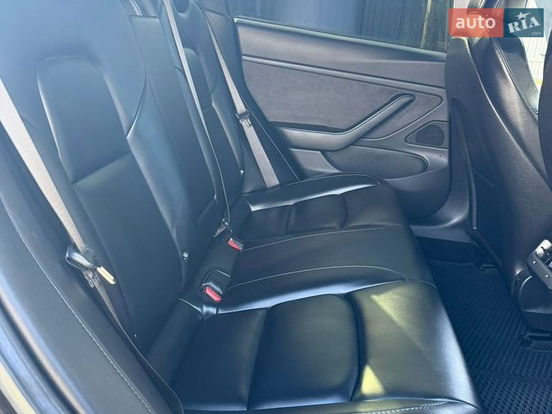 Седан Tesla Model 3 2018 в Ужгороді
