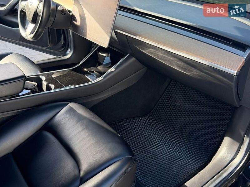 Седан Tesla Model 3 2018 в Ужгороді
