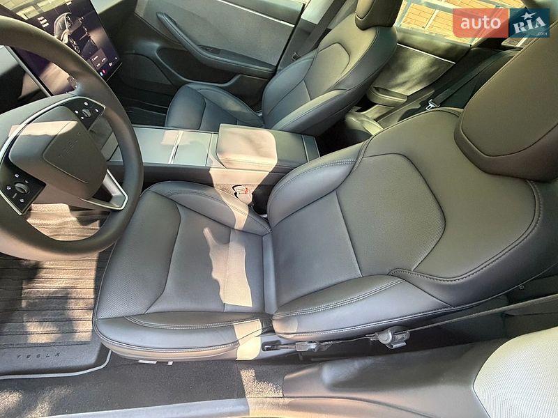 Седан Tesla Model 3 2024 в Кам'янському