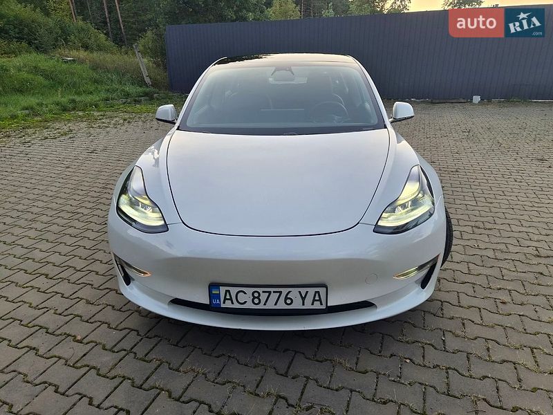 Седан Tesla Model 3 2021 в Киверцах