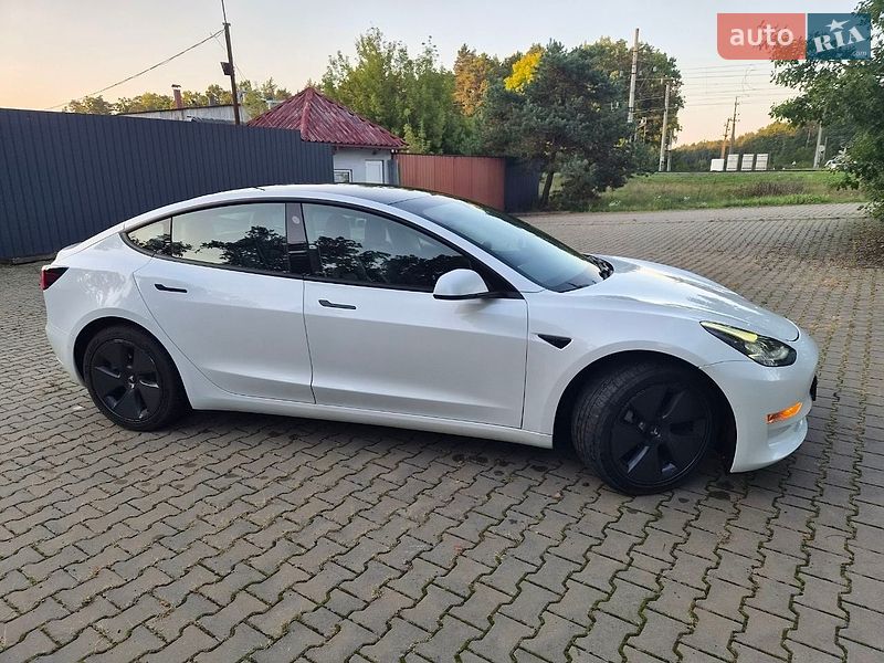 Седан Tesla Model 3 2021 в Киверцах
