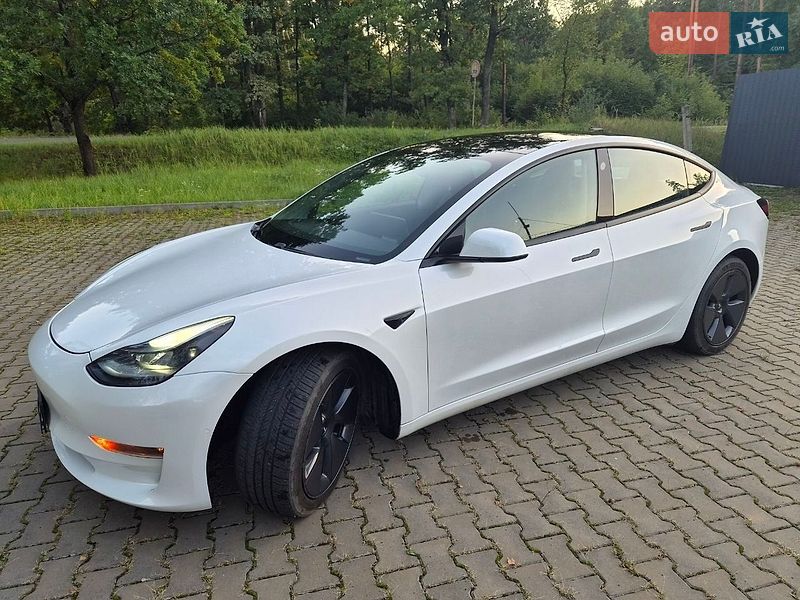 Седан Tesla Model 3 2021 в Киверцах