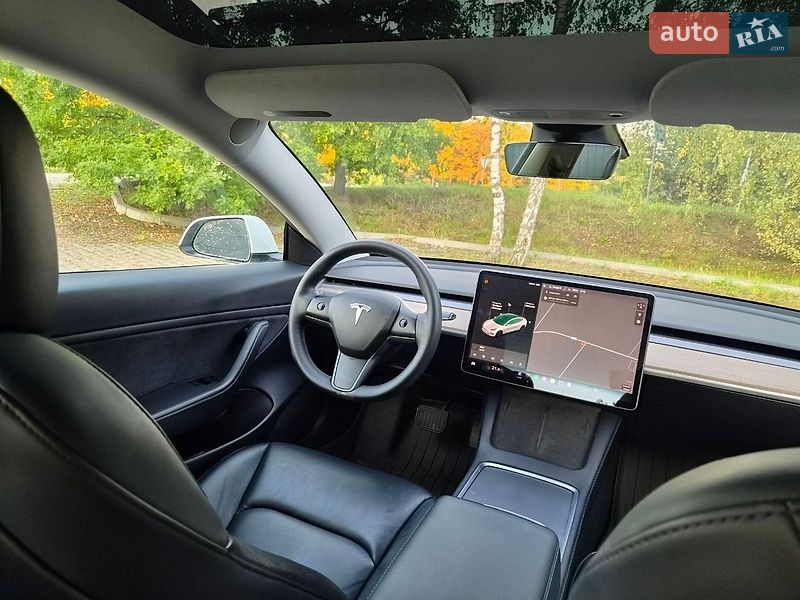 Седан Tesla Model 3 2021 в Киверцах