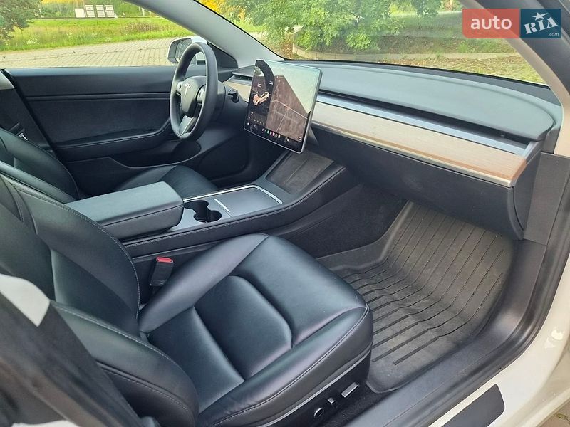Седан Tesla Model 3 2021 в Киверцах