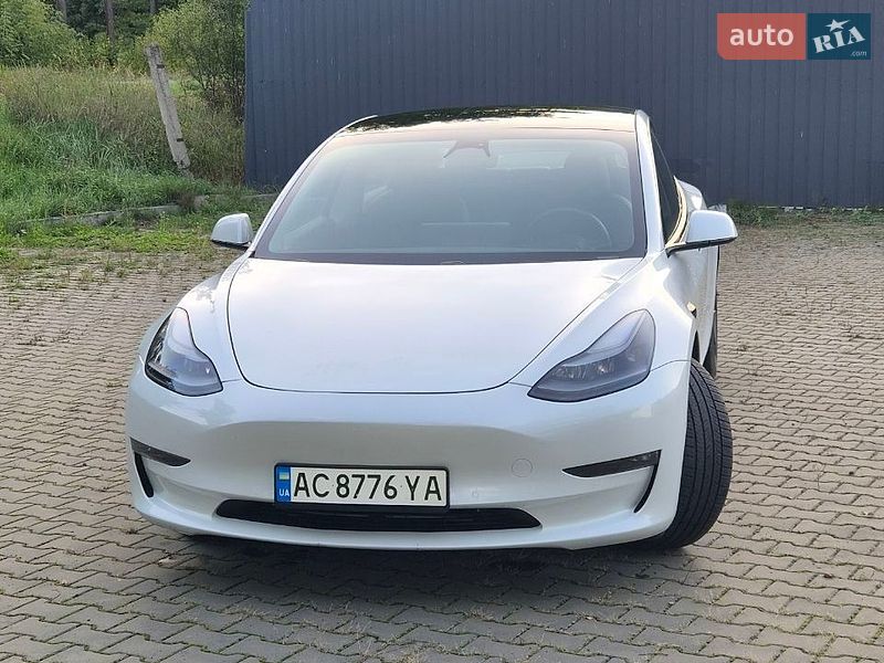 Седан Tesla Model 3 2021 в Киверцах
