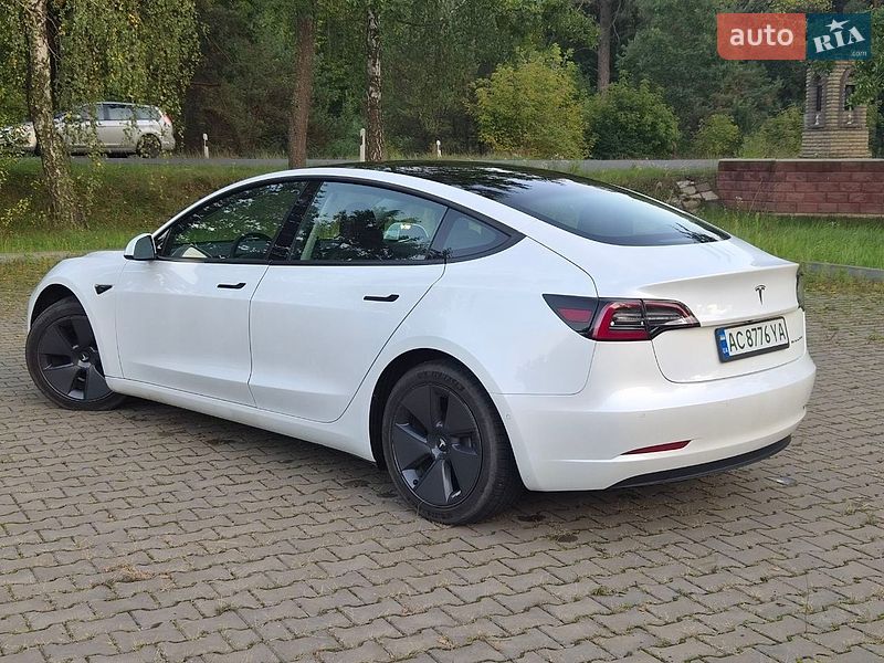 Седан Tesla Model 3 2021 в Киверцах