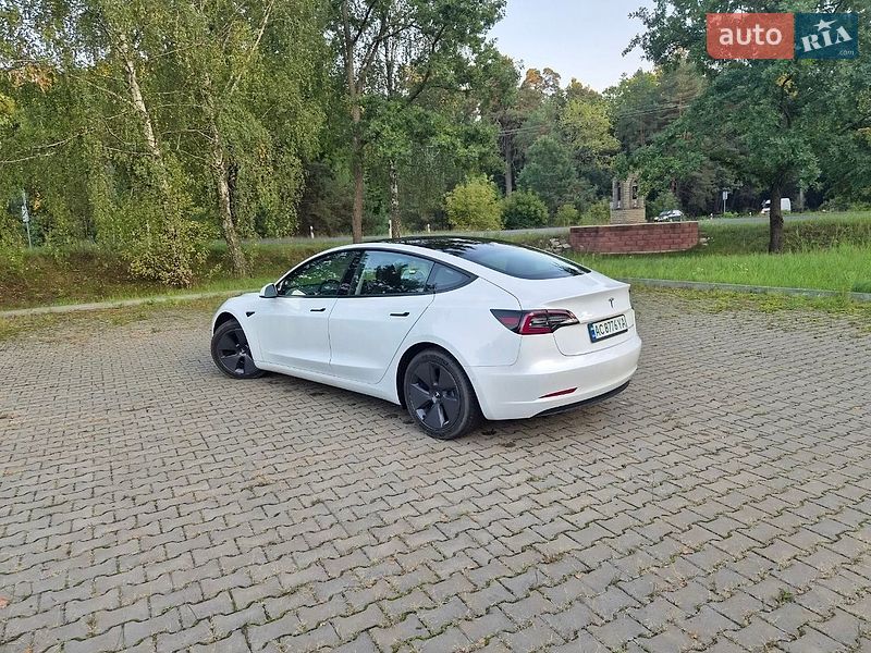 Седан Tesla Model 3 2021 в Киверцах