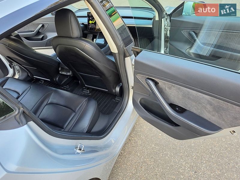 Седан Tesla Model 3 2018 в Дніпрі