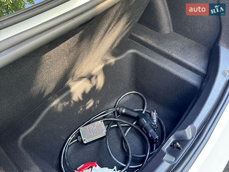 Седан Tesla Model 3 2021 в Киеве