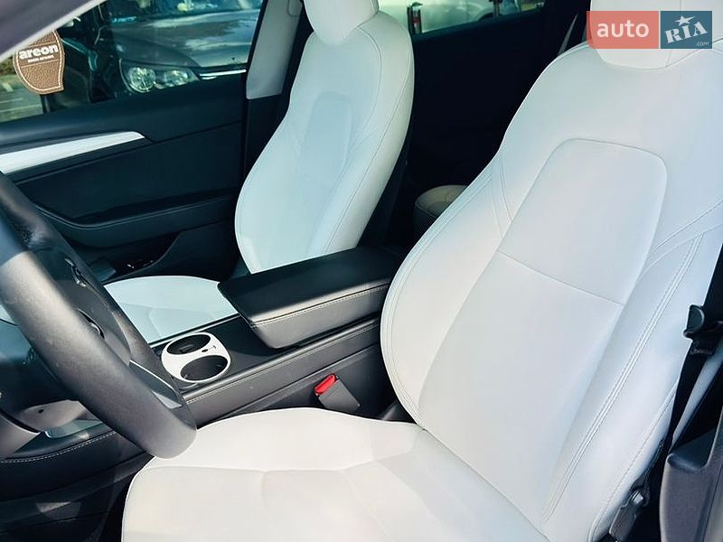 Седан Tesla Model 3 2021 в Киеве
