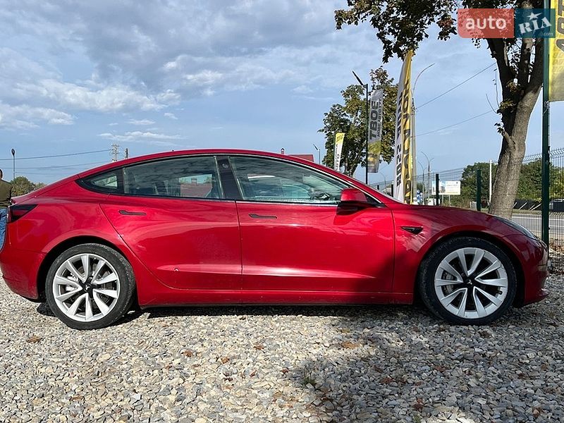Седан Tesla Model 3 2022 в Коломые
