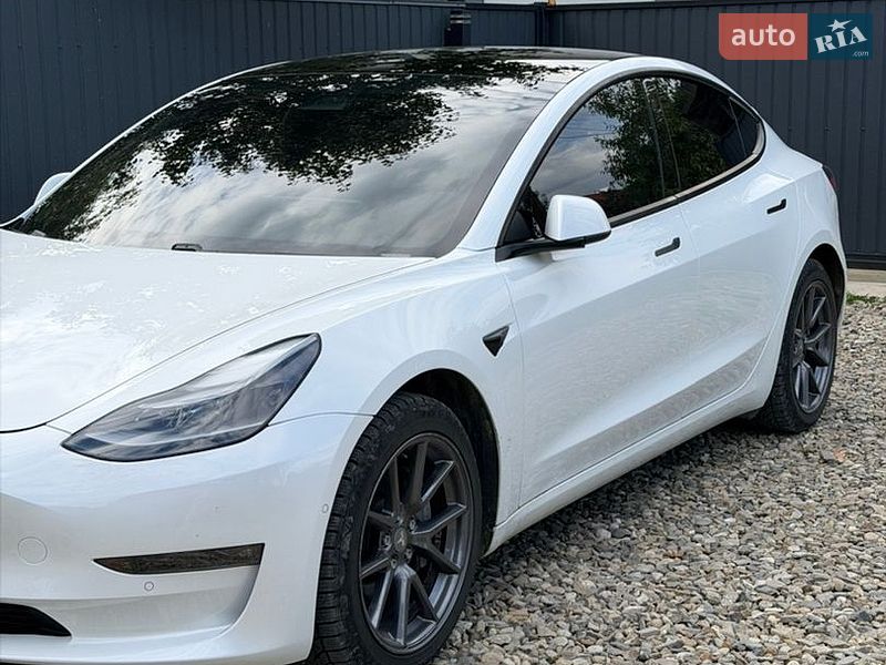 Седан Tesla Model 3 2021 в Черновцах