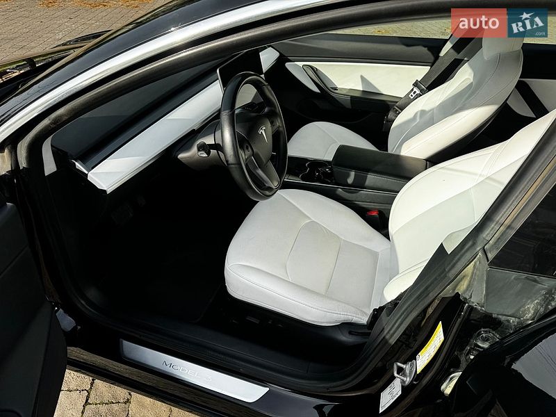 Седан Tesla Model 3 2020 в Львове