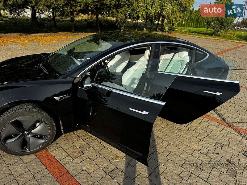Седан Tesla Model 3 2020 в Львове