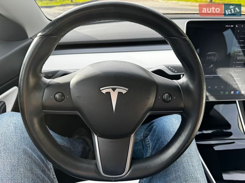 Седан Tesla Model 3 2020 в Львове