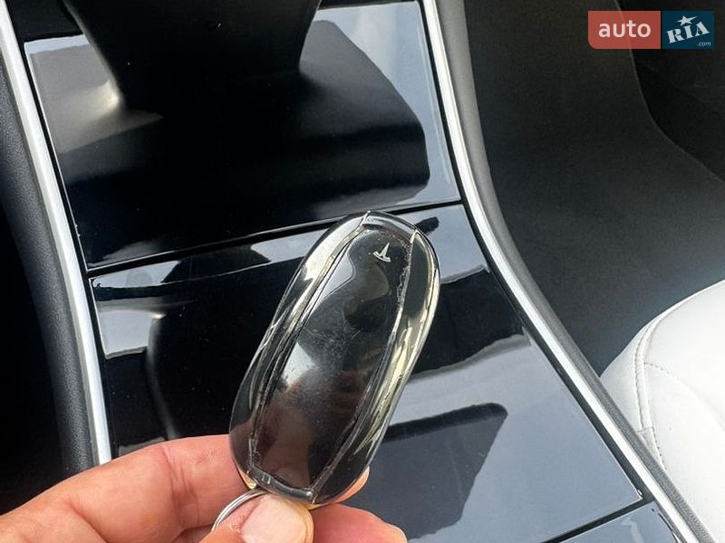 Седан Tesla Model 3 2020 в Львове