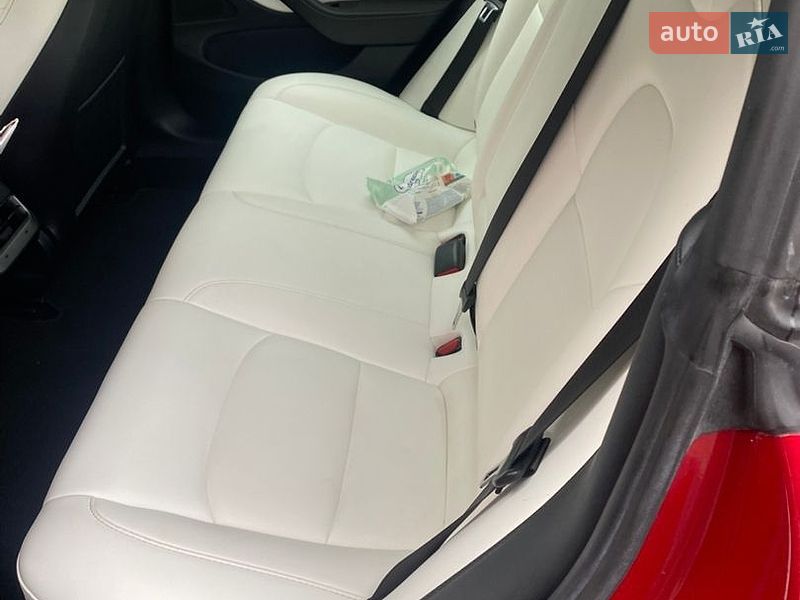 Седан Tesla Model 3 2021 в Ровно