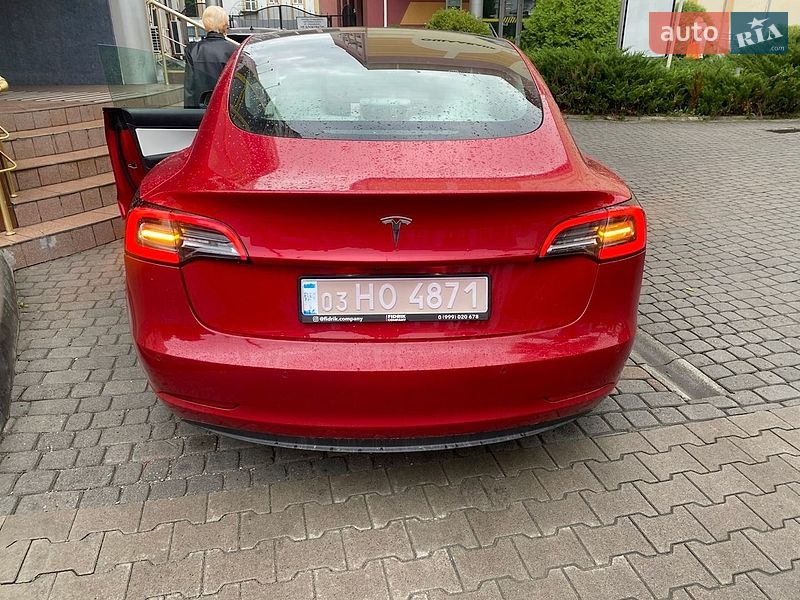Седан Tesla Model 3 2021 в Ровно