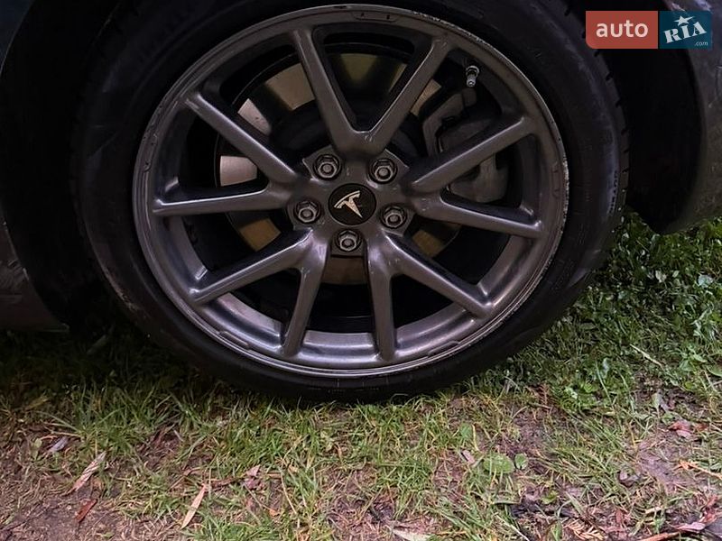 Седан Tesla Model 3 2019 в Львові