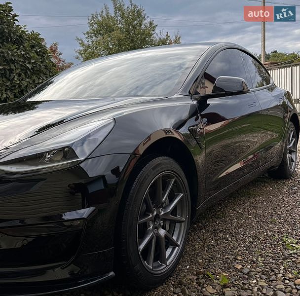 Седан Tesla Model 3 2021 в Косові