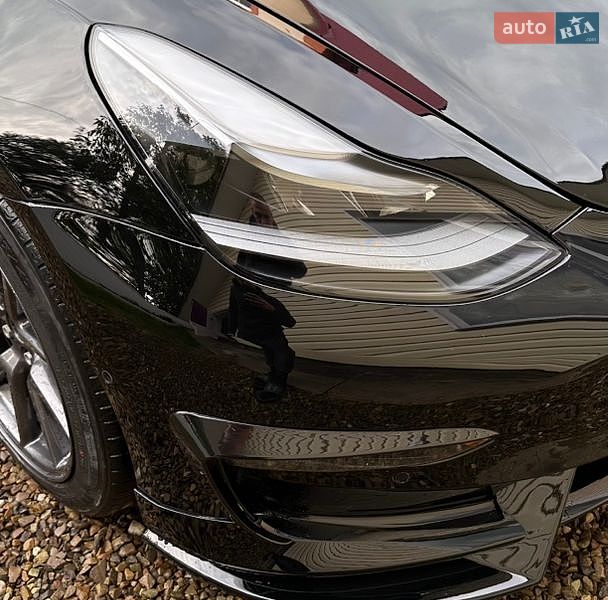 Седан Tesla Model 3 2021 в Косові