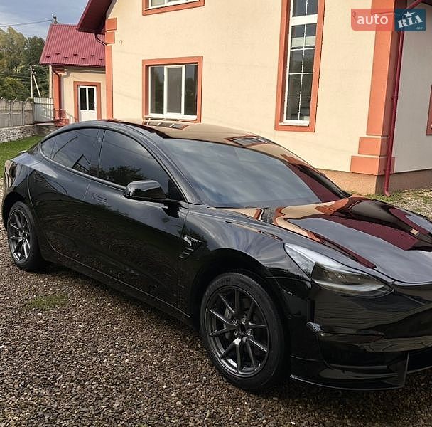 Седан Tesla Model 3 2021 в Косові