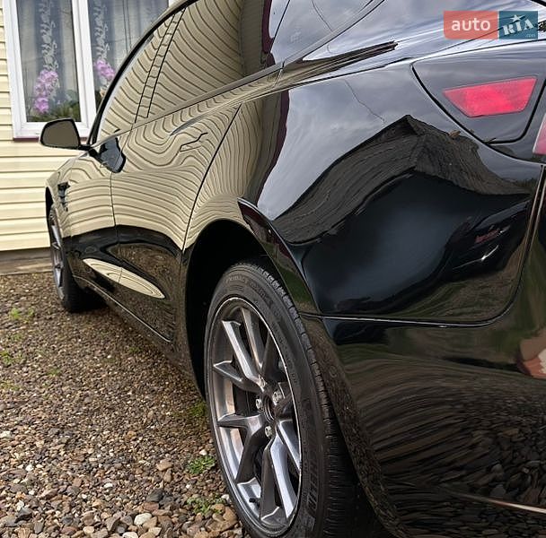 Седан Tesla Model 3 2021 в Косові