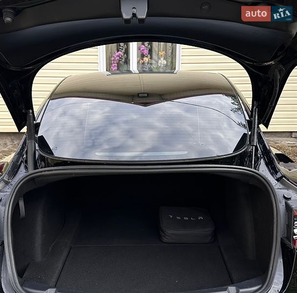 Седан Tesla Model 3 2021 в Косові