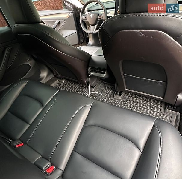 Седан Tesla Model 3 2021 в Косові
