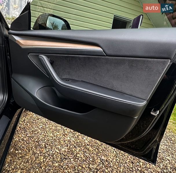 Седан Tesla Model 3 2021 в Косові