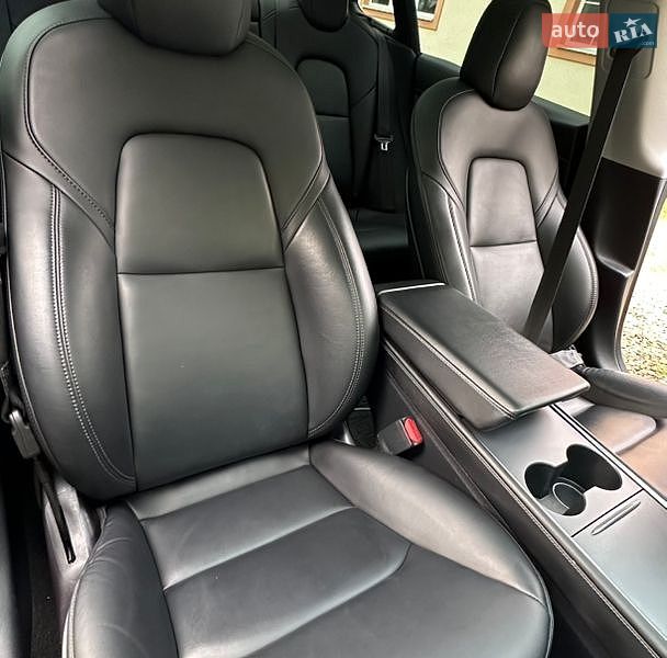 Седан Tesla Model 3 2021 в Косові