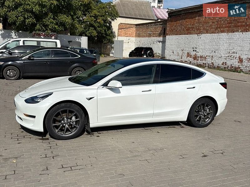 Седан Tesla Model 3 2019 в Чернівцях
