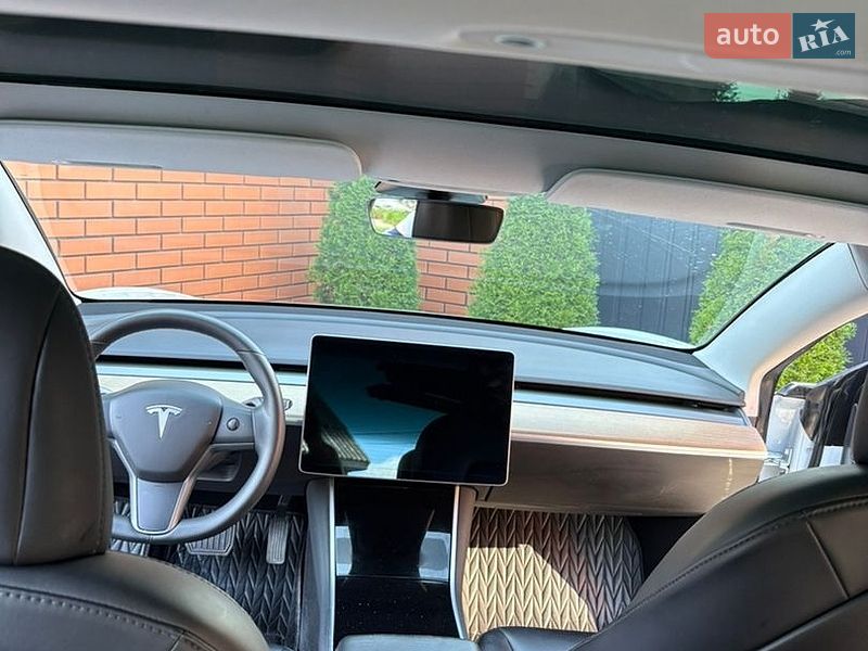 Седан Tesla Model 3 2019 в Чернівцях
