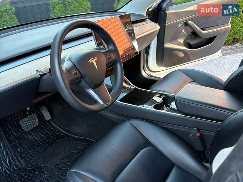 Седан Tesla Model 3 2019 в Чернівцях