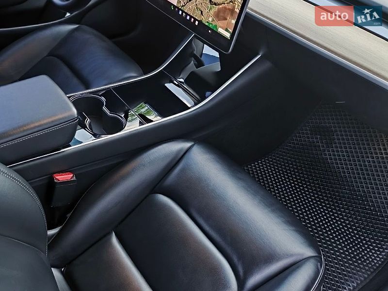 Седан Tesla Model 3 2018 в Староконстантинове