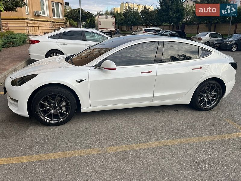 Седан Tesla Model 3 2020 в Києві
