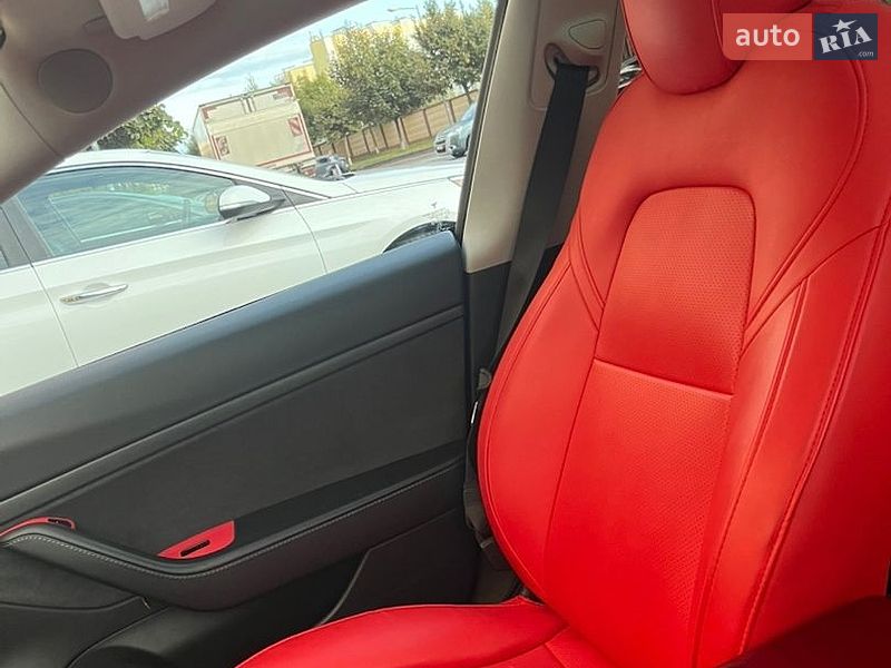 Седан Tesla Model 3 2020 в Києві