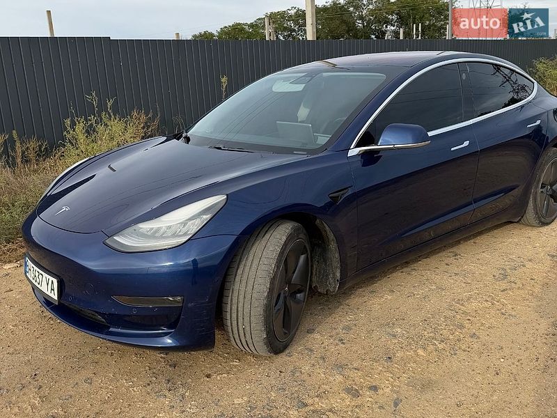 Седан Tesla Model 3 2018 в Авангарде