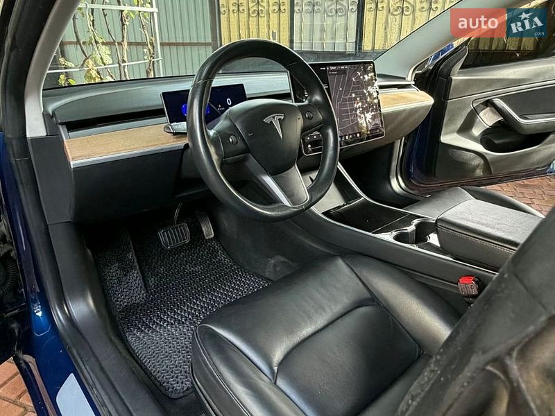 Седан Tesla Model 3 2018 в Авангарде