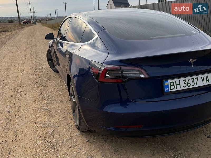 Седан Tesla Model 3 2018 в Авангарде