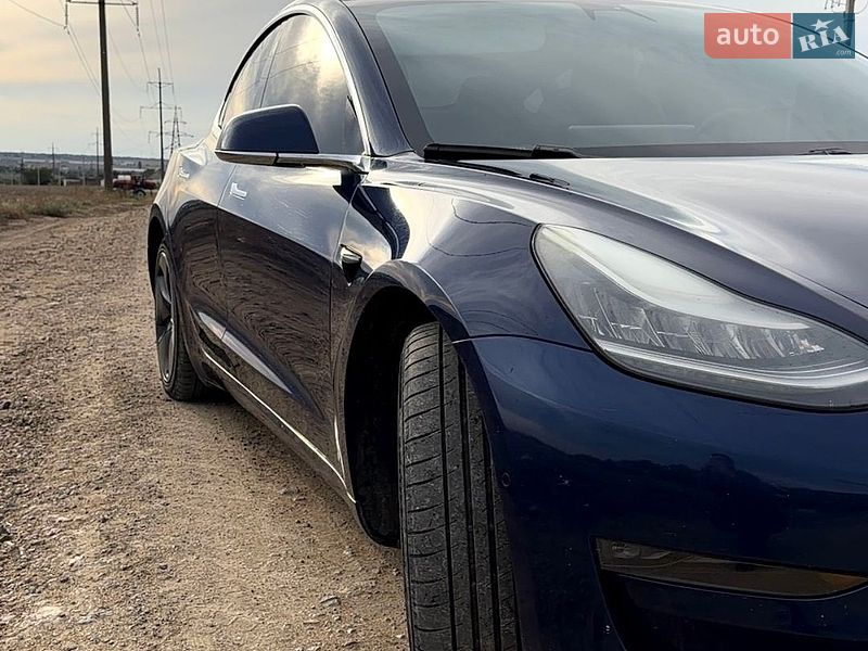 Седан Tesla Model 3 2018 в Авангарде