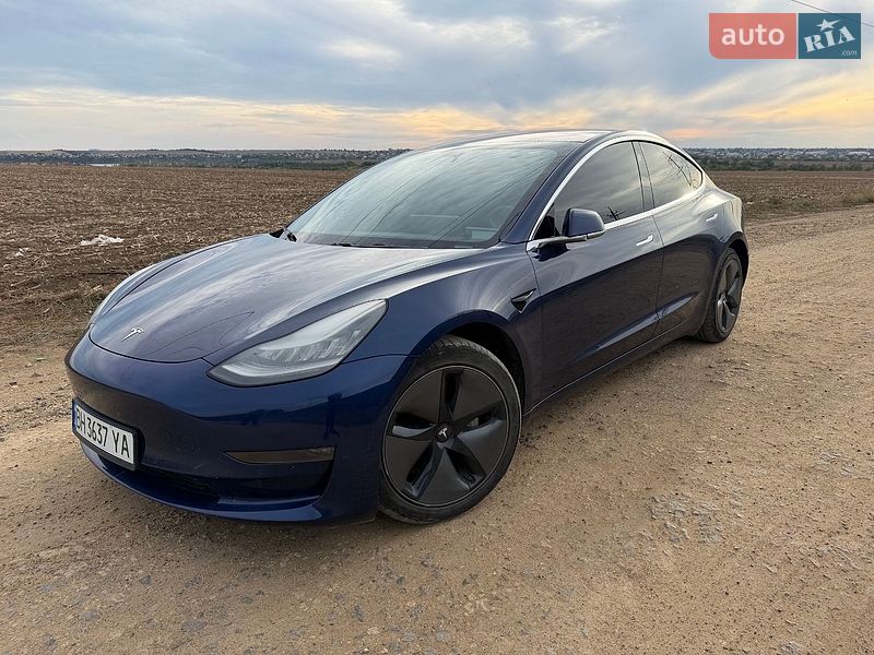 Седан Tesla Model 3 2018 в Авангарде